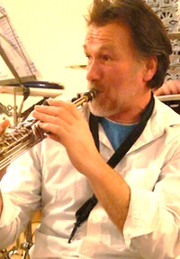Burkhard Saxophon, Flöten und Gesang, gibt jazzige und kreative Klänge dazu