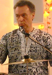 Peter Wassenberg Perkussion, Rhythmus, Wavedrum und Gesang, sorgt für den Groove.