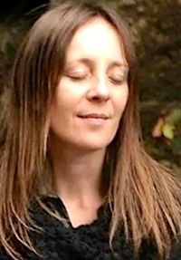 Tanmayo Geige, Gesang und Stimm-Improvisation ist ab und zu als Gast dabei...